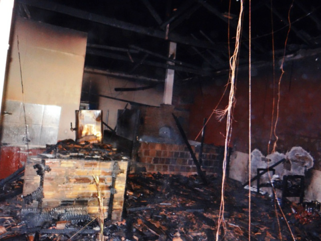 Estabelecimento teve 80% de móveis e objetos queimados, conforme os bombeiros. (foto: Celso Santos)