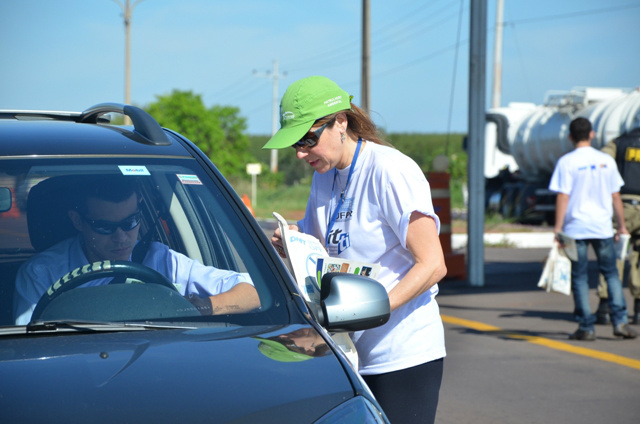 Os motoristas receberam um kit com lixocar, flanelinha, boné e folders informativos do G-Pontes e também do Sest/Senat (Foto: Divulgação)