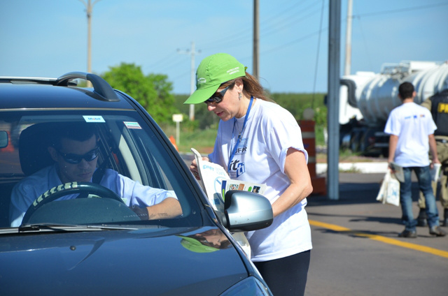 Lixo nas rodovias é tema de blitz educativa em Três Lagoas Os motoristas receberam um kit com lixocar, flanelinha, boné e folders informativos do G-Pontes e também do Sest/Senat (Foto: Divulgação)