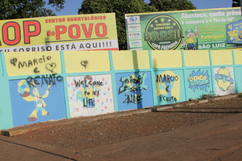 A pichação vai ser retirada e nova pintura será feita no muro, garante a direção da escola (Foto: Léo Lima)
