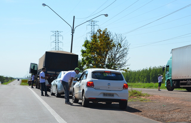 Lixo nas rodovias é tema de blitz educativa em Três Lagoas Os motoristas também receberam material informativo produzido pelo Sest/Senat sobre os riscos de dirigir sob o efeito de álcool e drogas (Foto: Divulgação)