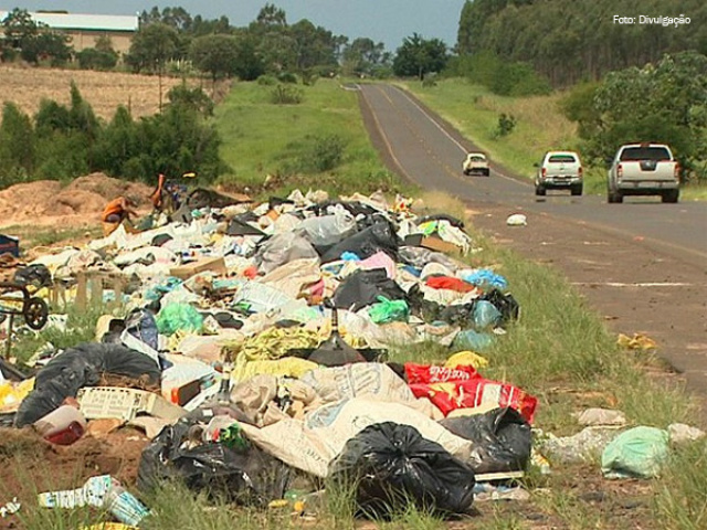 Lixo nas rodovias é tema de blitz educativa em Três Lagoas Quando se joga lixo para fora do carro é possível que o resíduo atinja outro veículo, o que pode até causar acidentes (Foto: Transporta Brasil)