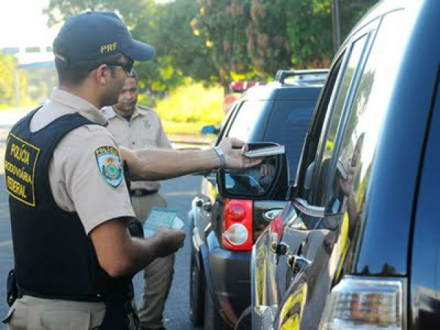 Lixo nas rodovias é tema de blitz educativa em Três Lagoas O motorista pode perder quatro pontos na Carteira Nacional de Habilitação (CNH) e pagar uma multa no valor de R$ 85,13 (Foto: Divulgação)