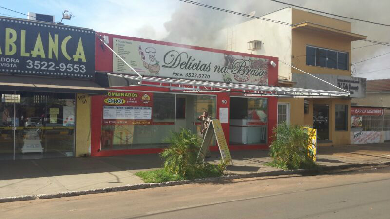 De longe, a fumaça do incêndio no Delícias na Brasa era vista (Foto: Ricardo Ojeda)