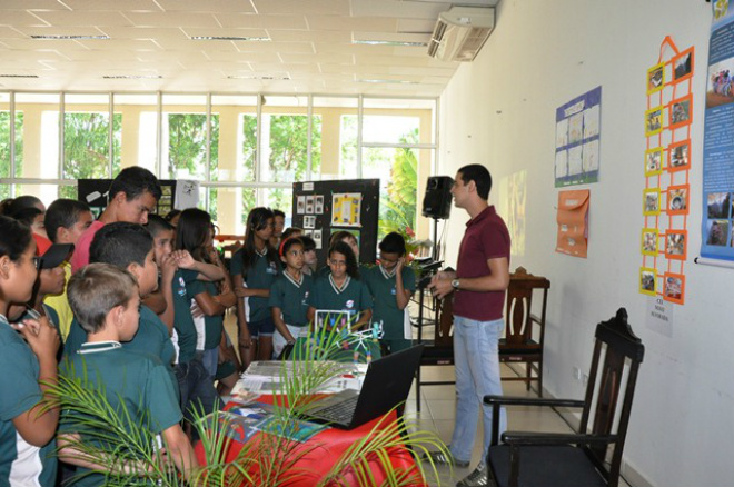 Alunos durante visita a exposição dos trabalhos de educação ambiental. Foto: Divulgação