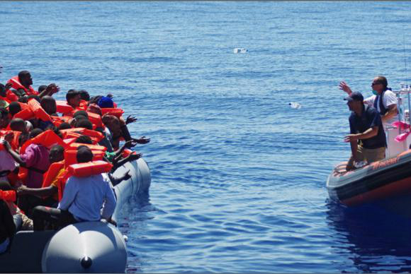 Guarda costeira italiana resgata imigrantes no Mediterrâneo. (Lusa/EPA/MOAS.EU Direitos Reservados)