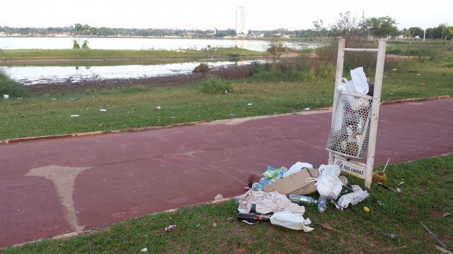 Lixeira lotada com dejetos acumulados desde domingo; há mais de três dias não são retirados pelo setor responsável da prefeitura (Foto: Ricardo Ojeda)