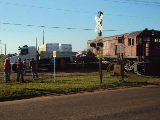 No passagem de nível que cruza a rodovia já foi registrados inúmeros acidentes envolvendo composição férrea com carretas de transporte de cargas como registra a imagem (Foto: Arquivo) 
