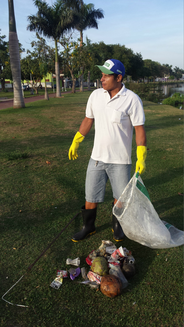 O voluntário Demilson Chagas recolhe os lixos deixados na orla da lagoa, trabalho feito sozinho sem ajuda de nenhum órgão público (Foto: Ricardo Ojeda)