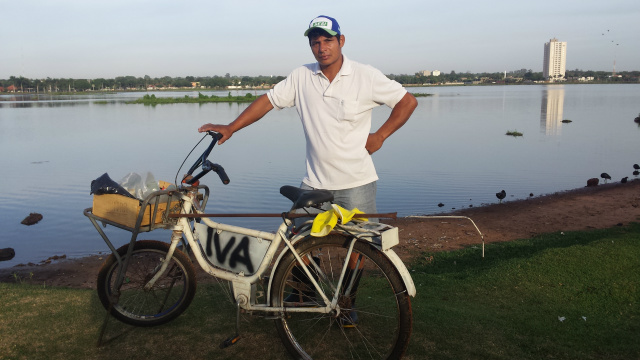 Com auxílio de uma bicicleta cargueira e sacos de ração o voluntário trabalha diariamente na Lagoa Maior (Foto: Ricardo Ojeda)