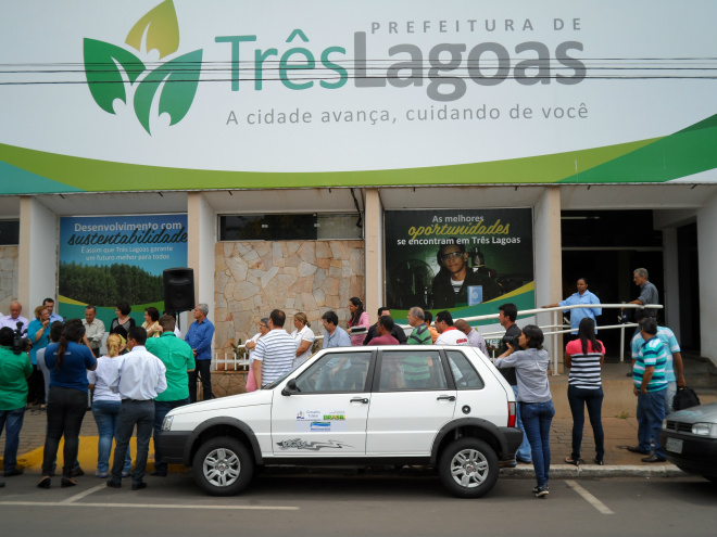 Veiculo foi entregue defronte a Prefeitura de Três Lagoas (Foto: Nelson Roberto)