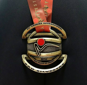 Medalha de participação recebida pelo grupo. (Fotos: Divulgação).