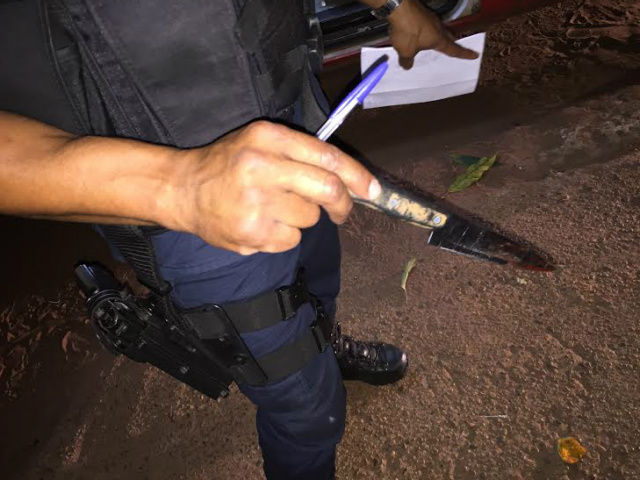 Policial militar mostra a faca usada pela agressora para esfaquear o amásio (Foto: Marco Campos)