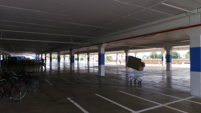Um estacionamento coberto com vagas para 400 veículos dá cobertura ao movimento de clientes (Foto: Ricardo Ojeda)