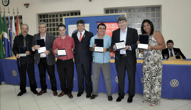 Os profissionais que representam várias empresas de comunicação em Três Lagoas receberam placas de homenagens
