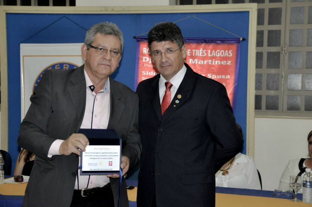O diretor do site Perfil News, jornalista Ricardo Ojeda recebe das mãos do presidente do Rotary sua placa de homenagem 