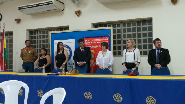 Mesa de autoridades composta pelo pelo presidente do Rotary e demais personalidades que foram homenageadas 