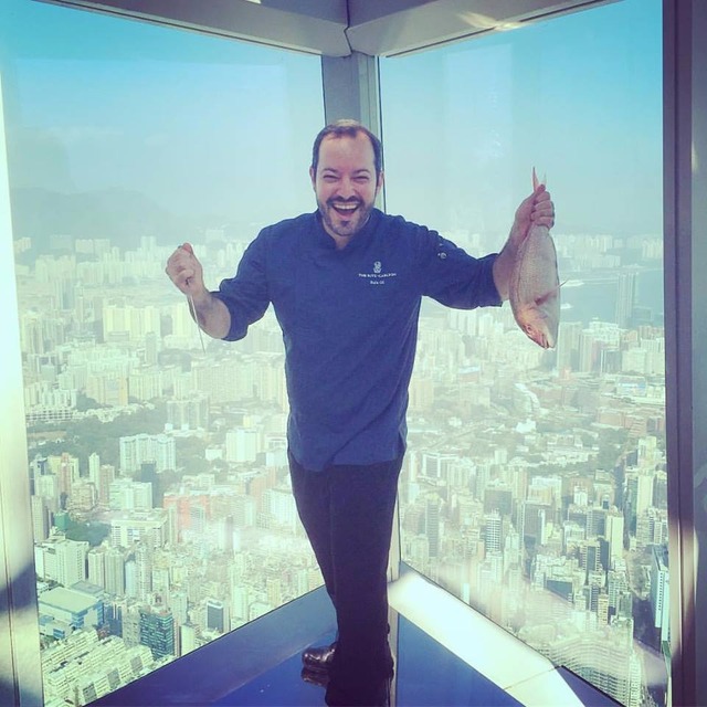 Os 490 metros de altura não assusta o brasileiro que conquistou o paladar das celebridades que visitam Hong Kong (Foto: Arquivo Pessoal)