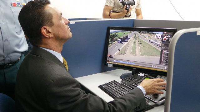 O secretário estadual de segurança pública, Silvio Cesar Maluf manuseou um dos equipamentos do vídeo monitoramento. (Foto: Patrícia Miranda)