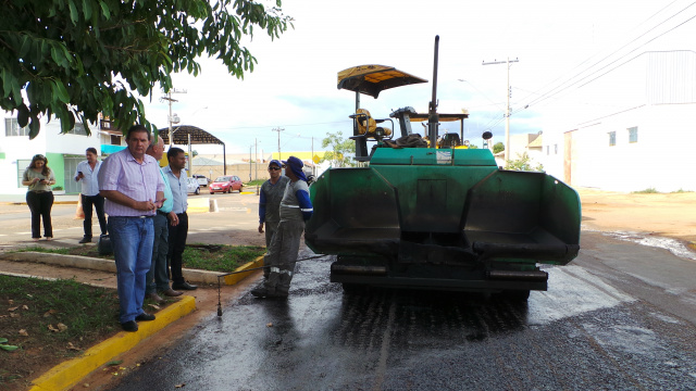 Deputado Eduardo Rocha esteve no local vistoriando as obras de recapeamento (Foto: Ricardo Ojeda) 