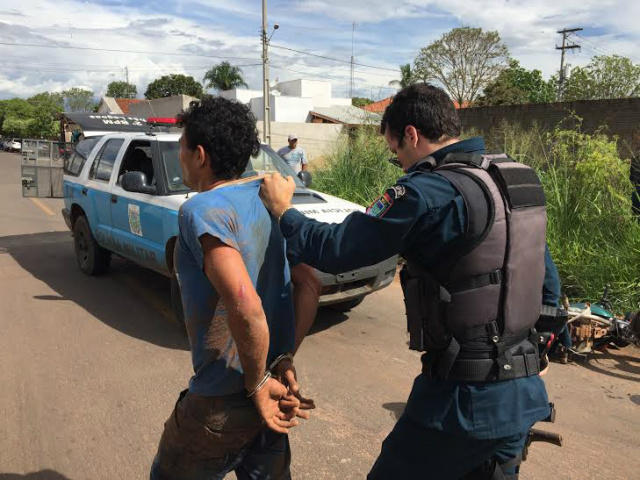 Policial militar leva piloto da moto furtada para o camburão e depois encaminha-o junto com o parceiro para a Depac (Foto: Marco Campos)