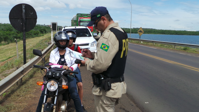 Motociclista foi flagrada fazendo ultrapassagem na faixa continua, foi abordada e levou uma multa além de perder sete pontos na carteira (Foto: Ricardo Ojeda) 