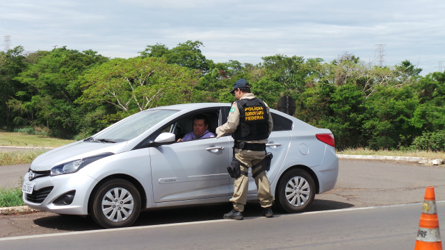 Em menos de meia hora de fiscalização no aterro da hidrelétrica de Jupiá os policiais aplicaram sete multas por ultrapassagem em faixa continua (Foto: Ricardo Ojeda)