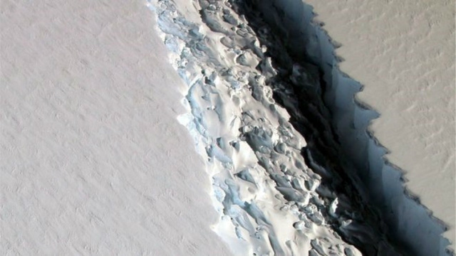 Bloco de gelo possui 5 mil km², área equivalente à do Distrito Federal (Foto: Nasa)