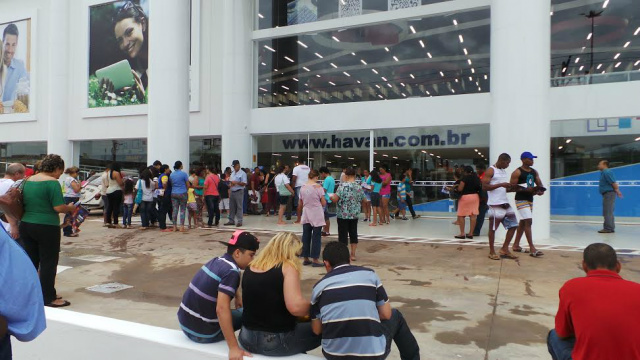 Os clientes, antes da inauguração da loja, já se aglomeram em frente, esperando a abertura das portas ao público (Foto: Ricardo Ojeda)