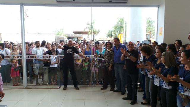Mais de 1.500 pessoas aguardaram pacientemente a abertura da loja Havan de Três Lagoas para fazerem suas compras (Foto: Ricardo Ojeda)