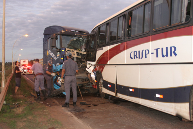 Com o impacto a cabine no ônibus ficou parcialmente destruída. (Foto: Fábio Jorge)