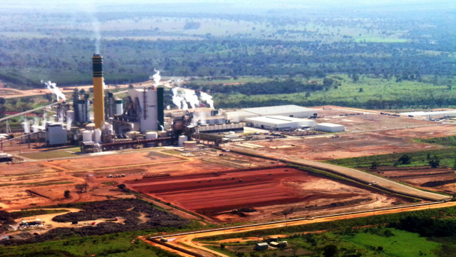 Imagem aérea registrada no mês de julho de 2015 mostrando o início da terraplanagem onde seria construído o platô da nova unidade industrial da Eldorado Brasil (Foto: Ricardo Ojeda)