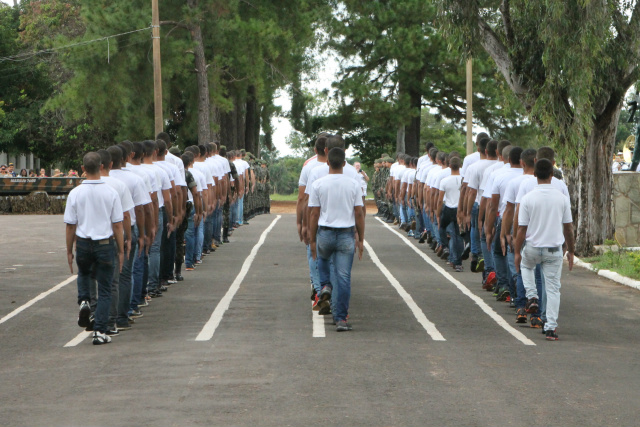 Os jovens se apresentaram enfileirados aos presentes, na 2ª Companhia de Infantaria de Três Lagoas. (Foto: Patrícia Miranda)