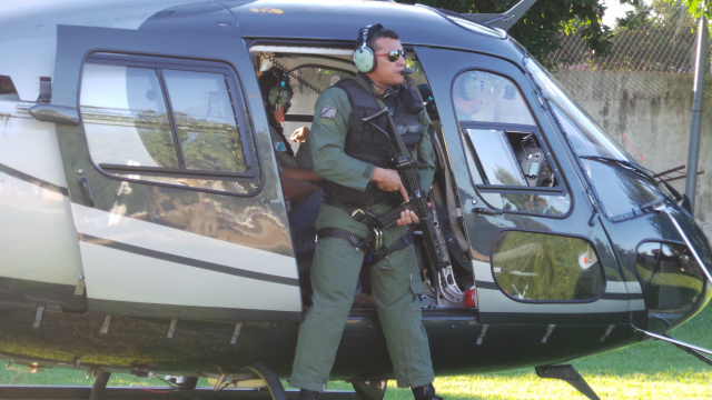 Policiais do Agrupamento aéreo fortemente armados vão acompanhar de cima a ação dos colegas em terra (Foto: Ricardo Ojeda)