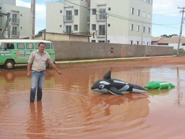 Devido a água represada, local formava um piscinão situação que levou o vereador Gil do Jupiá a fazer um protesto bem humorado e agora os problemas estão com os dias contados (Foto: facebook/Gil do Jupiá)