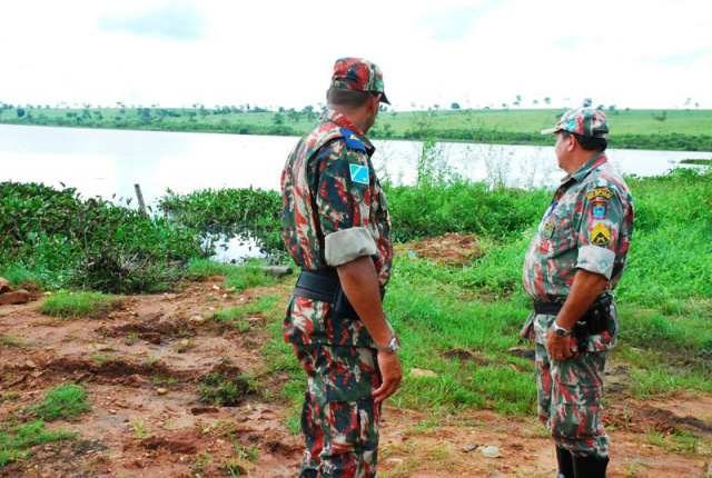 A Polícia Militar Ambiental foi acionada para verificar denuncia de despejamento de esgoto nas margens do Rio Pardo, em Bataguassu. (Foto: Tiago Apolinário/Da Hora Bataguassu)