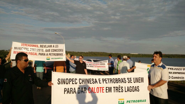 Sem receber pelos serviços prestados e a beira do desespero para saldar compromissos, empresários que forneciam ao Consórcio UFN3 realizaram protesto bloqueando a barragem da usina de Jupiá (Foto: Ricardo Ojeda)