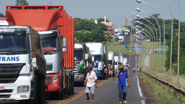 Durante protesto dos empresários, filas intermináveis de carretas e veículos se formaram na BR 262 e na barragem da usina de Jupiá (Foto: Ricardo Ojeda)