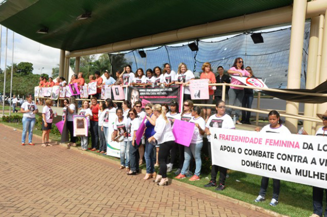 Na Praça Senador Ramez Tebet, as mulheres se organizaram na ação de distribuição de panfletos contra a violência, fixação de faixas e cartazes (Foto: Divulgação/Assecom)
