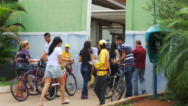 Alunos entram na Escola Estadual João Mageano Pinto, conhecida como Jomap para fazer o Enem 2014 (Foto: Ricardo ojeda)