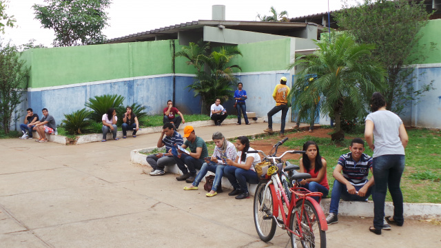 Enquanto os portões não estavam abertos, os participantes do Enem ficaram batendo papo com amigos na entrada da escola (Foto: Ricardo Ojeda)
