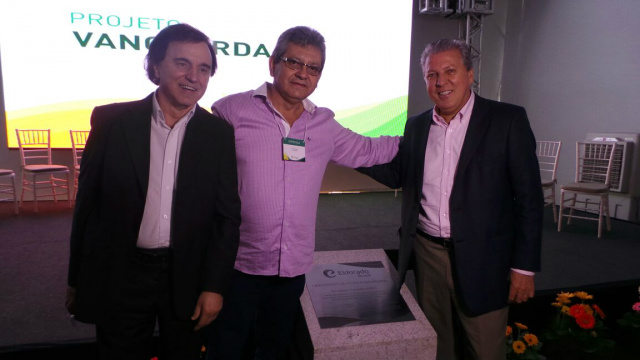 O diretor industrial da Eldorado Brasil, José Carlos Monteiro, Ricardo Ojeda e o presidente da Eldorado Brasil José Carlos Grubisich. Monteiro é um dos maiores construtores de planta de celulose do mundo. (Foto: Patricia Miranda).