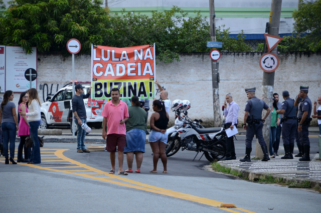 População se manifesta em São Bernardo do Campo a favor da prisão do ex-presidente Luiz Inácio Lula da Silva (Foto: Duran Machfee)