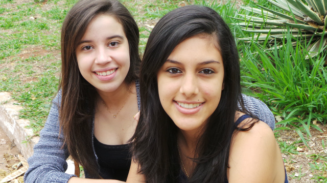 As amigas, Letícia Silvestre e Letícia Ferraz, ambas com 15 anos, eram só expectativa no semblante alegre, mas um pouco preocupado (Foto: Ricardo Ojeda)