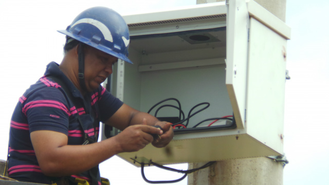 João Messias Batista, técnico eletrônico, está fazendo a manutenção gratuitamente dos equipamentos de videomonitoramento (Foto: Ricardo Ojeda) 