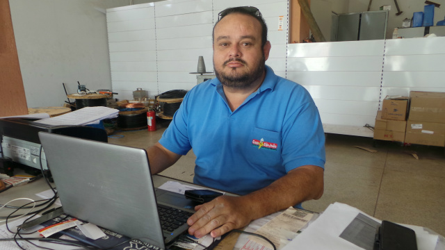 O empresário Rodrigo Bonafé, da Casa São João atendeu solicitação de vereador e cedeu (sem custos) um caminhão muck para o técnico restabelecer o serviço de monitoramento (Foto: Ricardo Ojeda)   