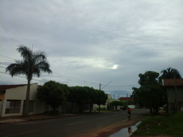 Sábado amanheceu nublado em Três Lagoas. (Foto: Lucas Gustavo).