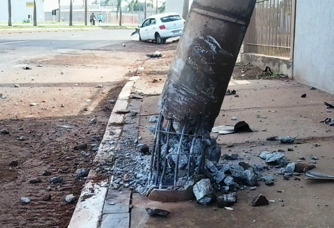 Base do poste de energia elétrica ficou destruído pela violência do impacto (Foto: Perfil News)