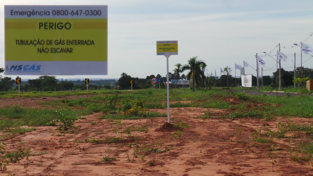 No ramal do gasoduto, que leva gás para a Eldorado Brasil é de responsabilidade da MS Gás. Em vários pontos existem placas informando o perigo e o telefone para uma situação de emergência (Foto: Ricardo Ojeda)