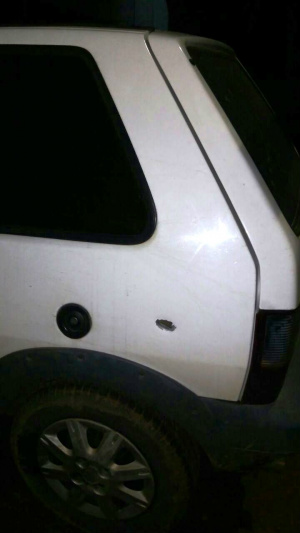 Um dos militares atirou em direção aos pneus do Uno, mas a bala atingiu a lataria. (Foto: Divulgação).